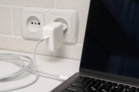 10 Nhà Sản Xuất Adapter Laptop Hàng Đầu Năm 2025